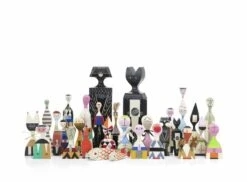 Vitra Holzpuppe 13 -Kissen Verkaufsv Shop 1878906 Wooden Dolls Group FS v fullbleed 1440x