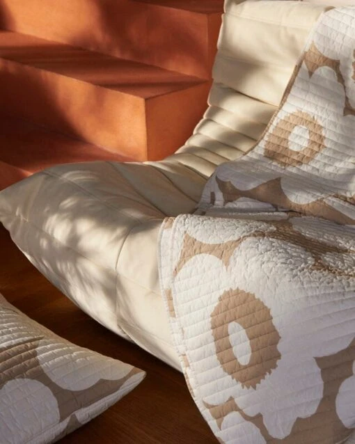 Marimekko Unikko Doppelbett-Überwurf, 260 × 260 cm, Beige - Naturweiß -Kissen Verkaufsv Shop 211101 MARIMEKKO 223 HOME 0306