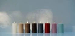 LED-Stumpenkerze, 7,8 X 15 cm, Rustikale Textur, Vanillegelb -Kissen Verkaufsv Shop Assorted coloured Pillar candles on counter top large