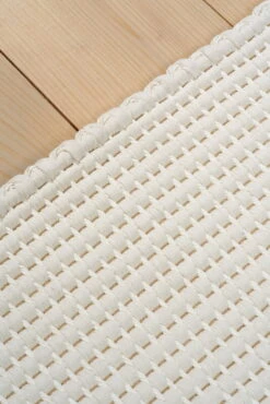 Piccolo 2 Teppich, Weiß – Weiß -Kissen Verkaufsv Shop Detail Piccolo 2 17116001 col white white hand woven edge detail woodnotes