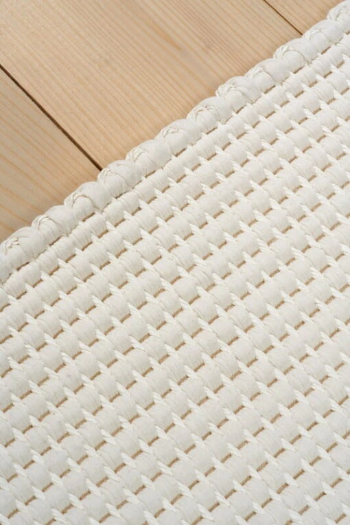 Piccolo 2 Teppich, Weiß – Weiß -Kissen Verkaufsv Shop Detail Piccolo 2 17116001 col white white hand woven edge detail woodnotes