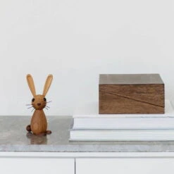 Spring Copenhagen Figur Jumper The Bunny -Kissen Verkaufsv Shop Jumper mencke vagnbye Spring Copenhagen wood Rabbit Holz Hase Ostern mood3 2048 1080x