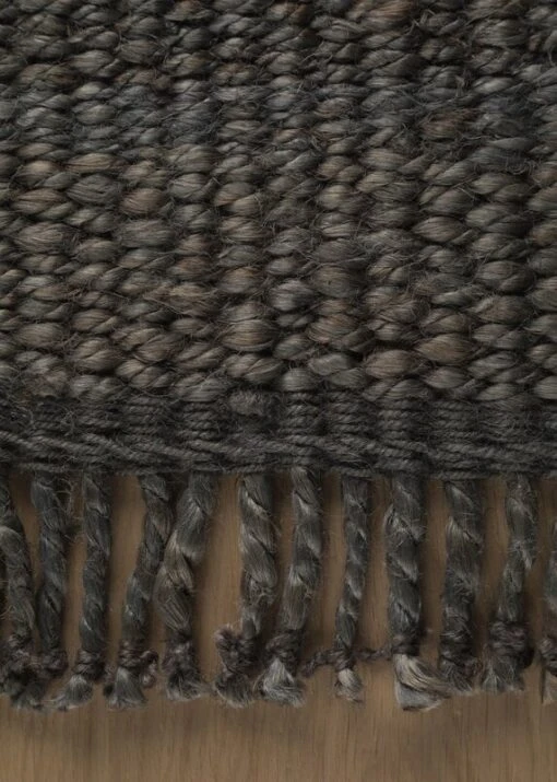 Fringe Hemp Teppich, Dunkelbraun -Kissen Verkaufsv Shop ROOTS LIVING FRINGE HEMP DARK BROWN CLOSE UP 2 2022