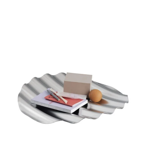 Muuto Wave Tablett, 50 cm, Stahl -Kissen Verkaufsv Shop Wave tray w styling 1 Muuto 5000x5000 hi res