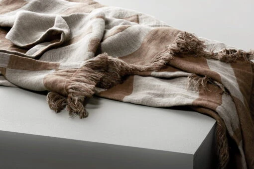 Oras Decke, 140 x 190 cm, Brown Sugar – Natur -Kissen Verkaufsv Shop anno 01 SS21 oras throw linen brown sugar natural hires