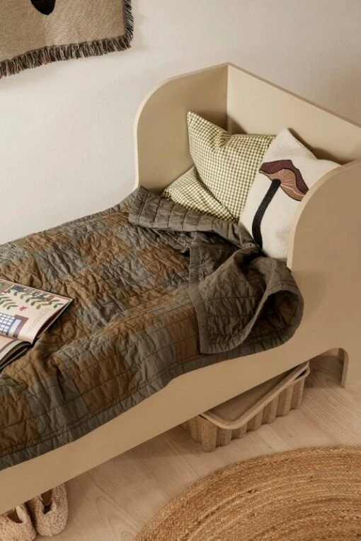 Ferm LIVING Forest Kissen Mit Stickerei, Milchling -Kissen Verkaufsv Shop fermLIVING AW21 SillJuniorBed ForestEmbroideredCushionLactarius DouQuiltedBlanketGreenTonal image